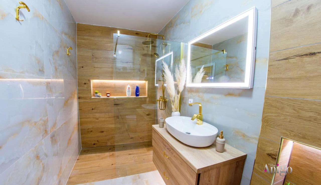 Luxury Apartment Black And Gold Мостар Экстерьер фото